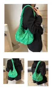 Détail du sac nuage vert vif matelassé avec texture rembourrée douce et motif de losanges