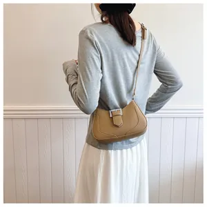 Sac sous le bras marron en similicuir avec boucle en métal et finition texturée