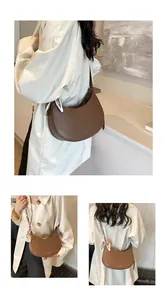 Détail du sac hobo marron foncé avec foulard fleuri porté sur un trench-coat beige