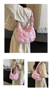 Détails du sac nuage matelassé rose avec coutures en losanges et texture en nylon léger