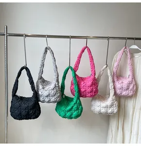 Sélection de sacs nuages matelassés en plusieurs couleurs sur un présentoir de vente