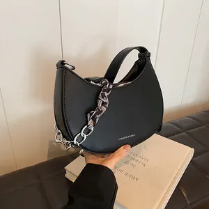 Sac à Épaule Tendance pour Femmes en Cuir PU Forme de Croissant Avec Décoration Chaîne et Foulard en Soie Petit Sac Bandoulière Décontracté