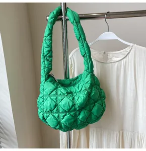 Gros plan sur le sac matelassé vert vif avec texture en nylon et détails de couture