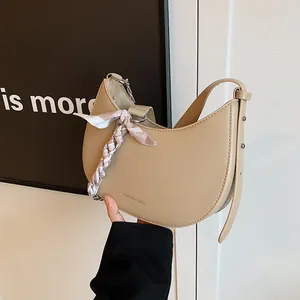 Sac hobo beige minimaliste en forme de croissant avec foulard en soie et bandoulière