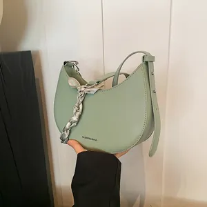 Sac demi-lune vert avocat chic avec foulard en soie et anneau métallique argenté