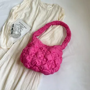 Sac hobo matelassé rose vif au design nuage avec texture en nylon à losanges chic