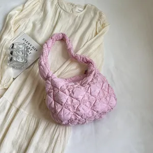 Sac nuage matelassé rose en nylon léger avec bandoulière hobo élégante