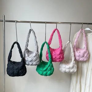 Sacs à bandoulière matelassés en six couleurs vives présentés sur un support métal