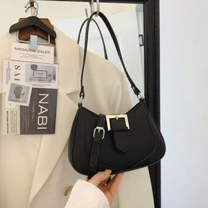 Sac sous le bras en cuir grainé noir avec boucle argentée rétro et bandoulière élégante