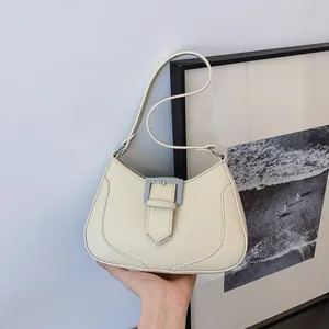 Sac sous le bras minimaliste crème avec grande boucle argentée et texture grainée