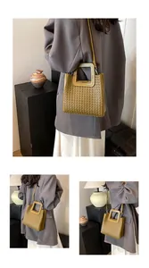 Vue détaillée du sac seau tressé vert olive avec des poignées géométriques carrées