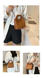 Détail du sac cabas marron tissé avec poignée évidée carrée et finitions en cuir lisse