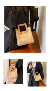 Détails du sac seau tressé avec poignée carrée et bandoulière amovible en similicuir