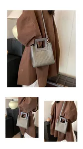 Détail du sac à main tissé avec poignée carrée unique et bandoulière réglable chic