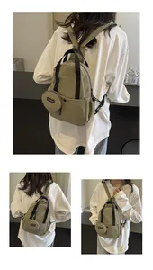 Détail d'un mini sac à dos en nylon vert armée avec porte-monnaie amovible décontracté