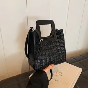 Sac seau tressé noir rétro avec poignée carrée évidée et bandoulière réglable