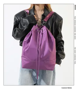 Details des lila wasserfesten Nylon-Rucksacks mit Kordelzug und verstellbarem Gurt