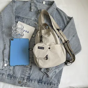 Sac bandoulière minimaliste en nylon blanc cassé avec mini-pochette et sangle réglable