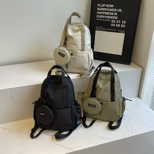 Sac à dos minimaliste en nylon avec mini pochette en beige, noir et vert olive chic