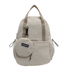 Sac à dos minimaliste en nylon beige avec bretelles réglables et mini pochette ronde