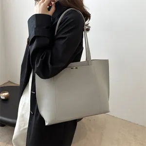 Sac fourre-tout gris clair minimaliste avec bandoulière et boucle métallique argentée