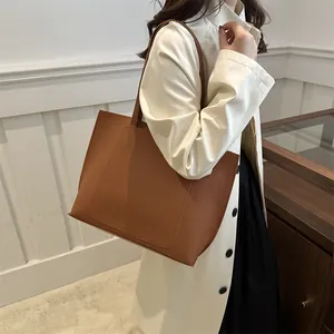 Sac fourre-tout minimaliste en cuir marron caramel avec poche avant pour le bureau