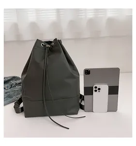 Detail des grauen wasserdichten Nylon-Kordelzugrucksacks mit Reißverschluss und großem Fach