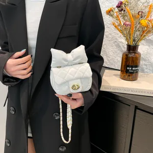 Damen Süße Schleife Mini Umhängetasche Gesteppte PU Leder Kette Schultertasche Stilvolle Drehverschluss Kleine Quadratische Tasche