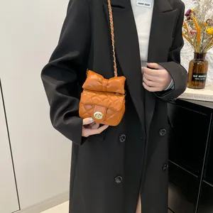 Karamellfarbene gesteppte Umhängetasche mit großer Schleife und goldener Kette Damen