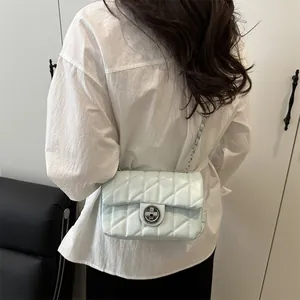 Sac bandoulière matelassé bleu menthe avec surpiqûres losanges et chaîne en métal
