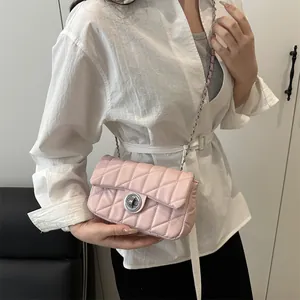 Sac à bandoulière matelassé rose avec surpiqûres en losanges et chaîne argentée