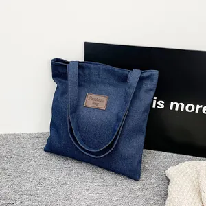 Retro-Einkaufstasche aus dunkelblauem Denim mit modischem Leder-Patch und großem Fach