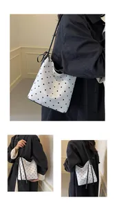 Détails du sac seau à pois avec cordon de serrage noeud et texture en cuir
