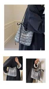 Détail du sac à bandoulière en dentelle à pois avec nœuds noirs pour mode féminine