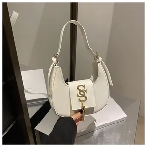 Détail du sac hobo blanc avec logo double S doré et pompon métallique sur cuir premium