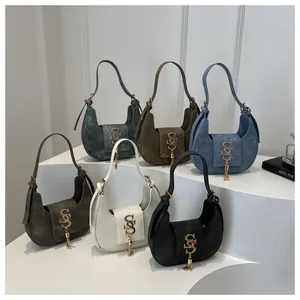 Détail de sacs à bandoulière demi-lune en six coloris avec ornements métalliques SS