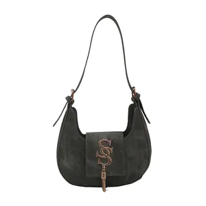 Sac hobo croissant gris foncé minimaliste avec logo doré et détails de franges
