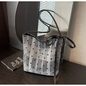 Détail du sac cabas en mesh noir avec motif à pois et nœud en ruban élégant