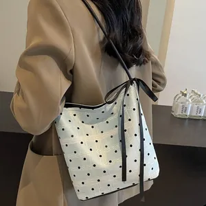 Sac fourre-tout en toile bleu clair à pois noirs, dentelle et nœud en satin