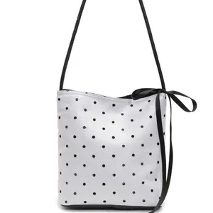 Sac seau blanc à pois pour femme avec nœud en ruban noir et bandoulière en cuir
