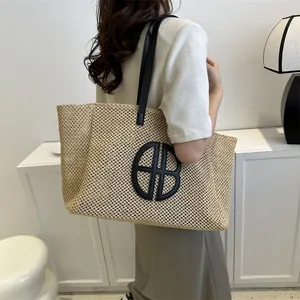 Sac fourre-tout en paille tressée avec poignées noires et logo circulaire pour femme