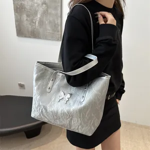 Elegante borsa tote argento metallizzato con texture stropicciata e fibbia a farfalla