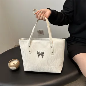 Borsa tote bianca a pieghe con farfalla argentata ideale per un look quotidiano
