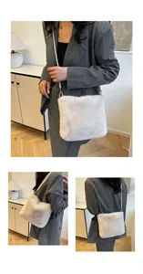 Détail du sac en fausse fourrure crème avec bandoulière élégante en perles et métal