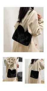 Détail du sac bandoulière en fausse fourrure noire avec chaîne de perles élégante