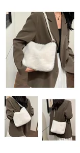 Détails du sac bandoulière en fausse fourrure blanche avec chaîne de perles et anneaux dorés
