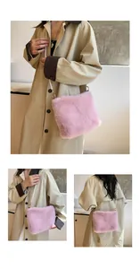 Trois vues d'un sac à bandoulière en fausse fourrure rose avec chaîne de perles et boucles d'or