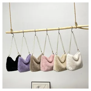 Détail de sacs hobo en peluche de six couleurs avec d'élégantes poignées en perles