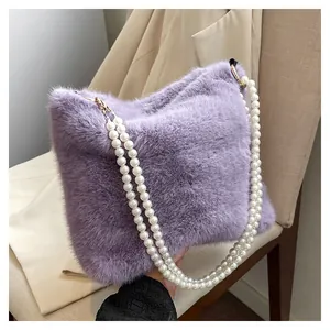 Détail du sac à main en peluche violette avec bandoulière élégante en perles blanches