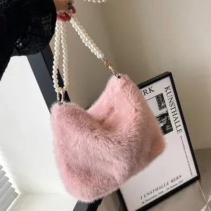 Sac à bandoulière rose en peluche avec sangle perlée, sac à main tendance 2024 en fourrure